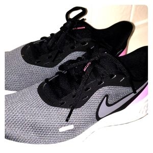 Nike revolution